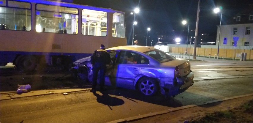 Nocne zderzenie samochodu z tramwajem w Szczecinie. Tramwaj się wykoleił 24.04.2021