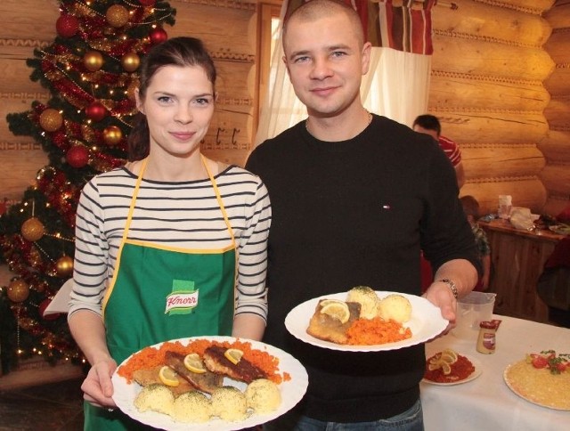 Kamil Kuzera z żoną Malwiną przygotowali świątecznego karpia.