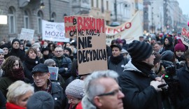 Czarny Piątek w Łodzi. Protest przed siedzibą PiS przy Piotrkowskiej  [ZDJĘCIA] | Polska Times