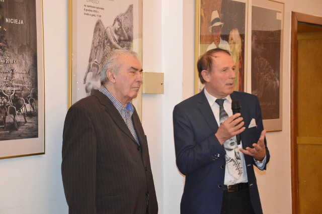 W czwartkowe popołudnie w Galerii WuBePe w Opolu odbyło się spotkanie autorskie z prof. Stanisławem Sławomirem Nicieją, który po jego zakończeniu oprowadził przybyłych gości po wystawie zdjęć i plakatów ze swoich spotkań autorskich. 