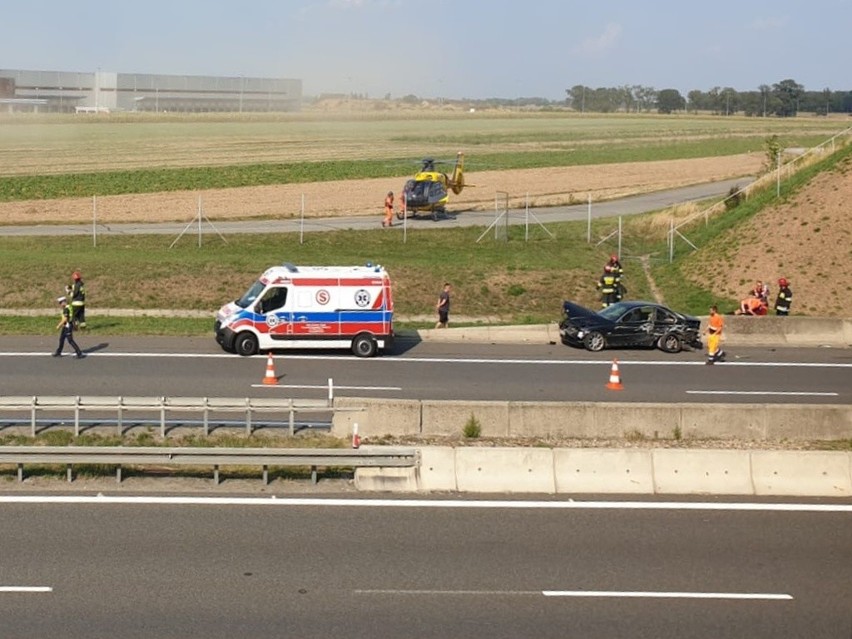 Wypadek na autostradzie A4. Ciężarówka uderzyła w BMW. Wezwano śmigłowiec LPR