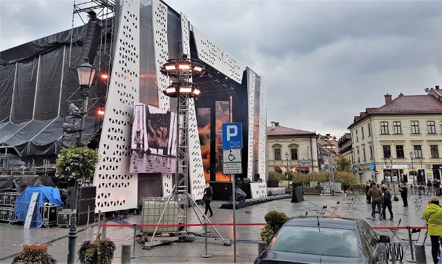 Mimo reżimu sanitarnego związanego z Czerwoną strefa, koncert papieski w Wadowicach doszedł do skutku. Tak wyglądał wadowicki rynek tuż przed koncertem.