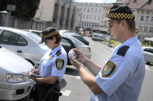 Strażnicy miejscy mogą karać mandatami tylko za niektóre wykroczenia, np. nieprawidłowe parkowanie