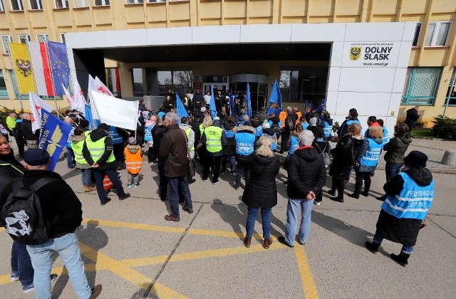 Protest pracowników i związkowców Polregio przed Urzędem Marszałkowskim, 6 kwietnia 2023 r.