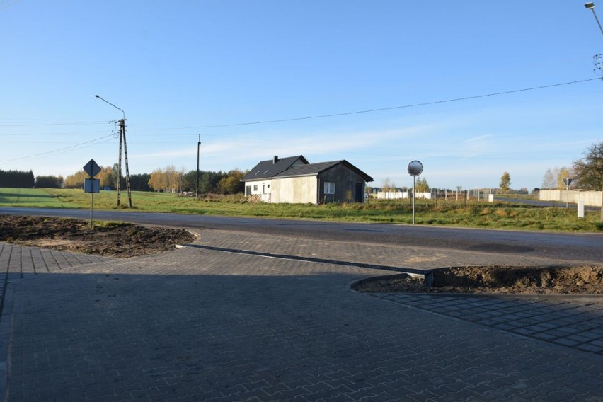 Powstał duży parking przy remizie i wiejskiej świetlicy w Tychowie Nowym w gminie Mirzec. Zobacz zdjęcia