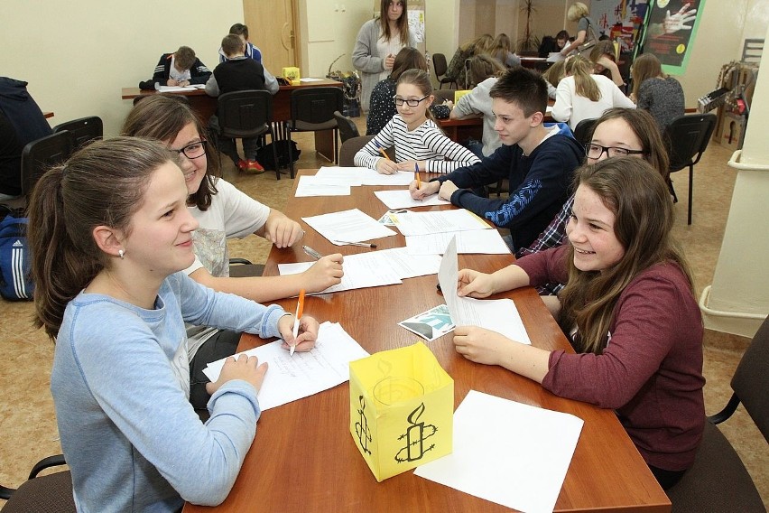 Uczniowie z kieleckiego gimnazjum pisali listy w obronie pokrzywdzonych