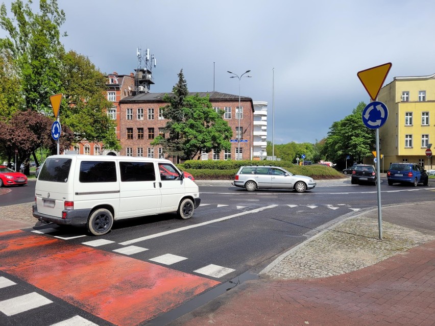 Niemal codziennie na słupskim rondzie Jacka Kuronia, w...