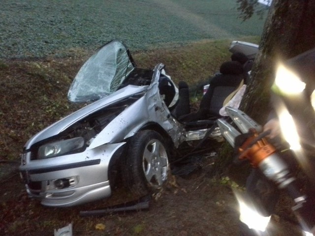Do wypadku doszło w sobotę, około godziny 6 rano na trasie Węgorzewo-Trygort. 28-letnia mieszkanka Kętrzyna na prostym odcinku drogi straciła panowanie nad seatem i uderzyła bokiem w przydrożne drzewo.