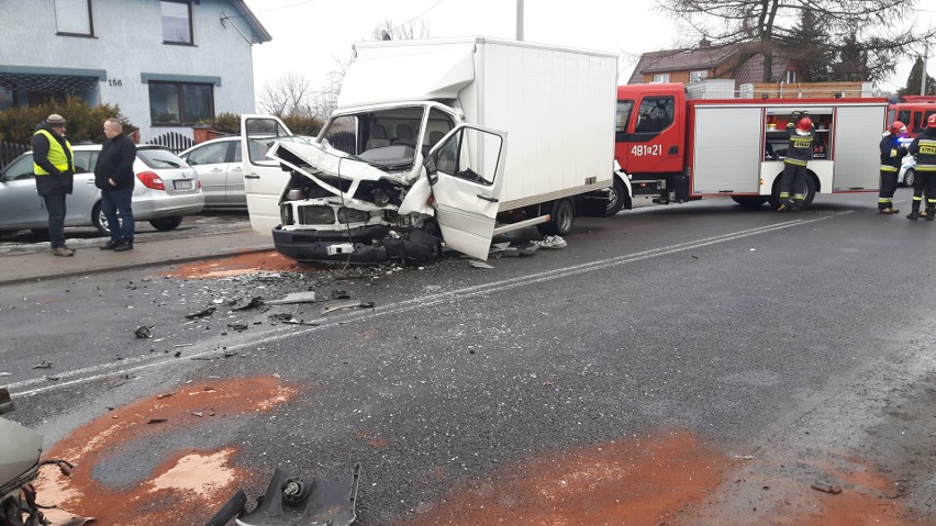 Wypadek na DK 19 w Sokółce. Trzy osoby trafiły do szpitala.