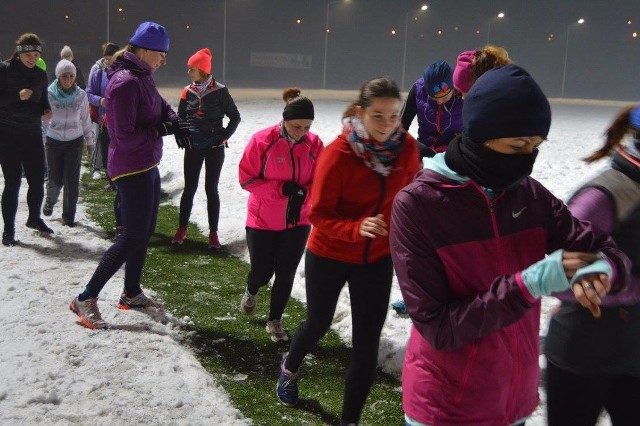 Ruszyły pierwsze zajęcia przygotowawcze dla uczestników III Rudzkiego Półmaratonu Industrialnego. Ani niskie temperatury, ani śnieg nie przestraszyły amatorów aktywnego trybu życia. Uczestnicy trenowali pod czujnym okiem ultramaratończyka, Augusta Jakubika