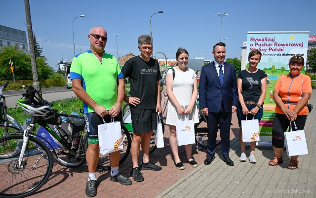Wiceprezydent Przemysław Tuchliński wręczał nagrody rowerzystów przy stacji BIKeRa na placu Niepodległości (dwoje laureatów było nieobecnych, w imieniu jedno nagrodę odebrała córka)