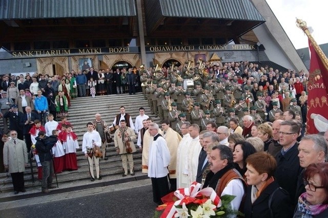 Uroczystości w parafii na Olczy. Zdjęcie archiwalne.