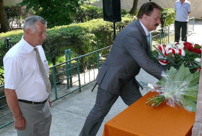 Kwiaty przed tablicą pamiątkową złożyli burmistrz Kazimierzy...