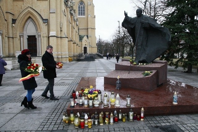 W południe pod pomnikiem Jana Pawła II kwiaty złożył przewodniczący Rady Miejskiej w Łodzi Tomasz Kacprzak.