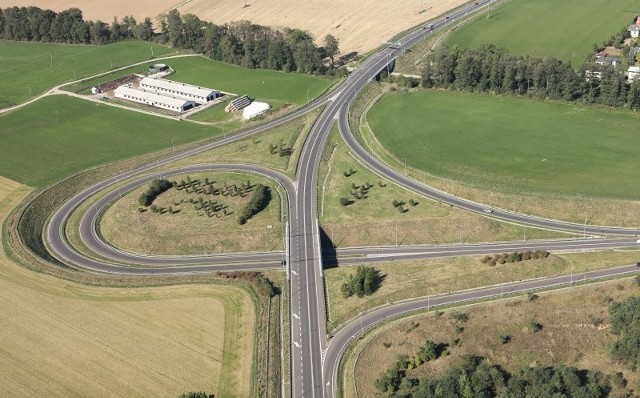 Trzy firmy złożyły oferty w przetargu na powierzchowne badania archeologiczne na trasie planowanej w najbliższym czasie budowy drogi ekspresowej S1 od węzła Kosztowy II w Mysłowicach do węzła Suchy Potok w Bielsku-Białej. Firma, która wygra ma także opracować wyniki tych badań.  Przetarg ogłosiła Generalna Dyrekcja Dróg Krajowych i Autostrad w Katowicach. Kilka dni temu otwarto oferty.