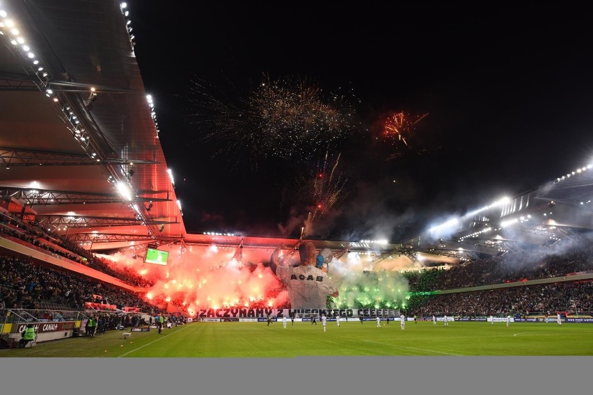 Pirotechnika odpalona z dachu stadionu. Oprawa na meczu Legia Warszawa - Cracovia [ZDJĘCIA, WIDEO] 