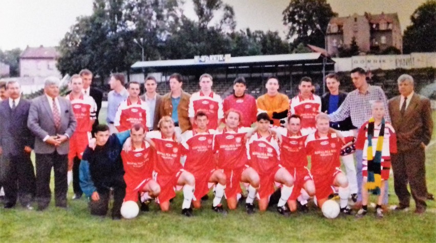 Czerwiec 1998 r., awans do III ligi. Górnik Wieliczka z...