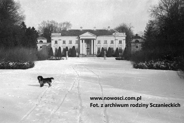 Widok na pałac w Nawrze zimą 1937 roku, z psem Floksem na pierwszym planie