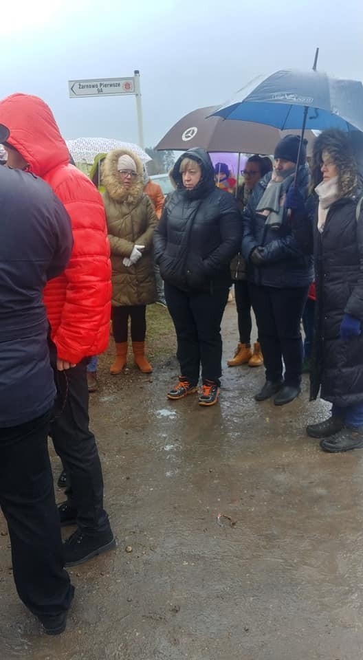 Wolontariusze, właściciele i aktywiści protestowali przed...