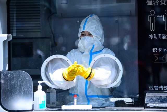 Raport amerykańskiego Departamentu Energii wskazuje, że do rozprzestrzenienia się koronawirusa SARS-CoV-2 miało dojść w wyniku nieszczelności w chińskim laboratorium. Wirus spowodował globalną pandemię choroby COVID-19.