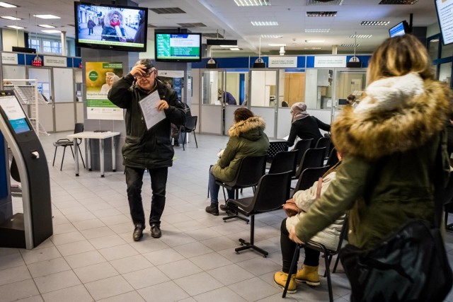 Na 2022 rok rząd w ramach Polskiego Ładu przygotowuje szereg zmian. Mają one dotyczyć m.in. seniorów z najniższymi emeryturami. Osoby z najniższym świadczeniem zostaną zwolnione z płacenia podatku. Będzie to dla nich oznaczać więcej pieniędzy w kieszeni. Zobacz, ile będzie można zyskać na zmianach w emeryturach w 2022 roku. "Fakt" podał wyliczenia brutto i netto. Szczegóły na kolejnych stronach ---->