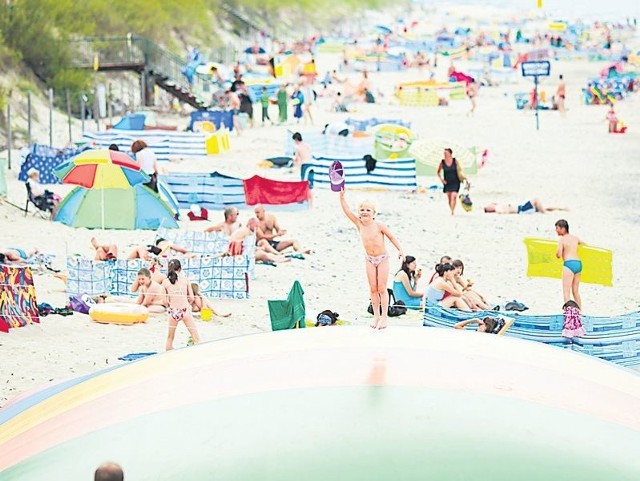 Wypoczywający na plaży w Dziwnówku mają okazję do narzekań. O brak odpowiednich warunków obwiniajągminę. Zarzucają urzędnikom lenistwo i lekceważenie interesu turystów.