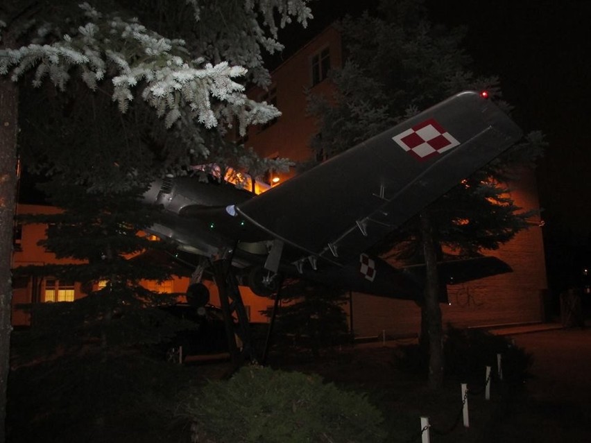 Samolot TS-8 BIES powrócił na dziedziniec Gimnazjum nr 50. W...