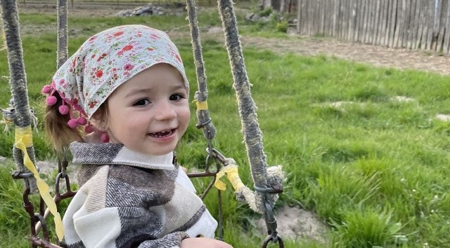 Zosia Marciszewska ma 2,5 roku, mieszka z rodziną w Jankowicach w gminie Jedlińsk.