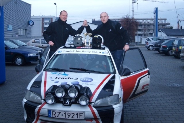 Zwycięstwo w klasyfikacji generalnej Tomasz Marek (z prawej) i Grzegorz Szczęsny przypieczętowali wygraną w Pucharze Forda.