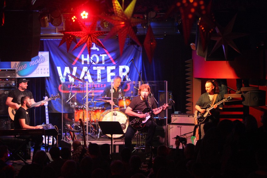 Grupa Hot Water podczas koncertu w klubie Blue Note.