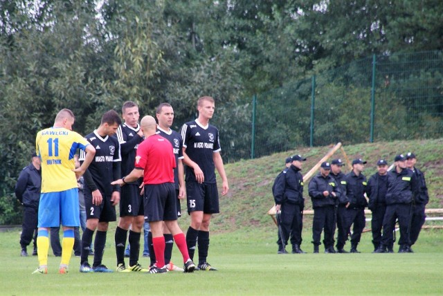 Czarni Połaniec po emocjonującym meczu przegrali z Hutnikiem Kraków 0:1.