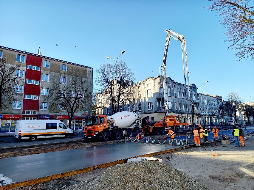 Leją beton na ul. Zamkowej w Pabianicach. Postęp prac przy remoncie torowiska ZDJĘCIA