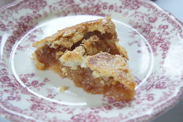 Klasyczny apple pie pochodzi z Wielkiej Brytanii i rozpowszechnił się w Stanach Zjednoczonych z końcem XIX wieku. Kliknij obrazek i przesuwaj strzałkami, aby zobaczyć etapy przygotowania.