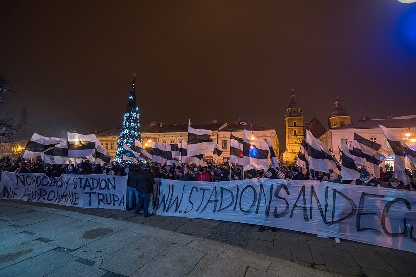 Kibice Sandecji Nowy Sącz chcą nowoczesnego stadionu i manifestowali przed sądeckim ratuszem [ZDJĘCIA, WIDEO]