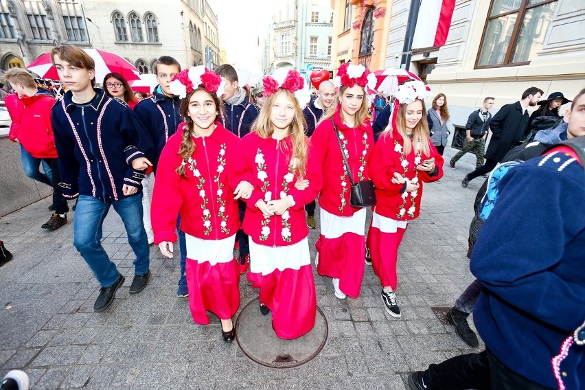 Radosna Parada Niepodległości przeszła przez Wrocław [ZDJĘCIA]