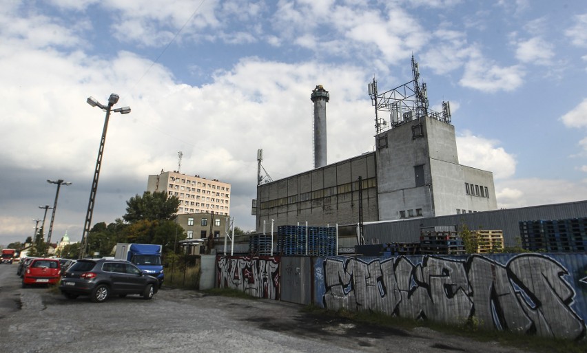 Przygotowanie do wyburzenia komina w centrum Rzeszowa.