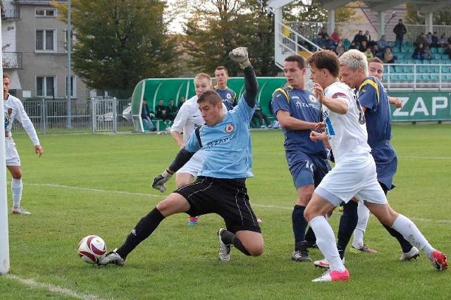 Piłkarze Izolatora Boguchwała (granatowe stroje) zremisowali z Podlasiem Biała Podlaska 1-1.