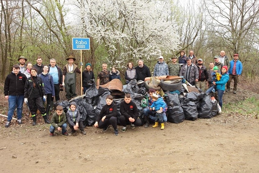 Gdów, Dobczyce. Lodówkę, sedes i inne "skarby" znajdowali sprzątający nad Rabą [ZDJĘCIA]