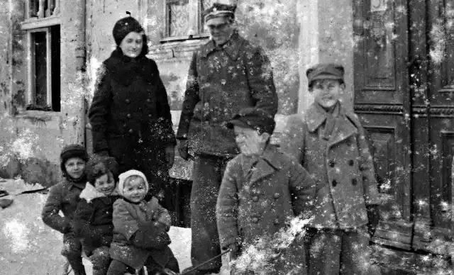 Ciepłe kurtki i czapki na uszy, czyli rodzina Filipczaków podczas jednej z zim lat czterdziestych. Zdjęcie wykonano na ul. Gierczak