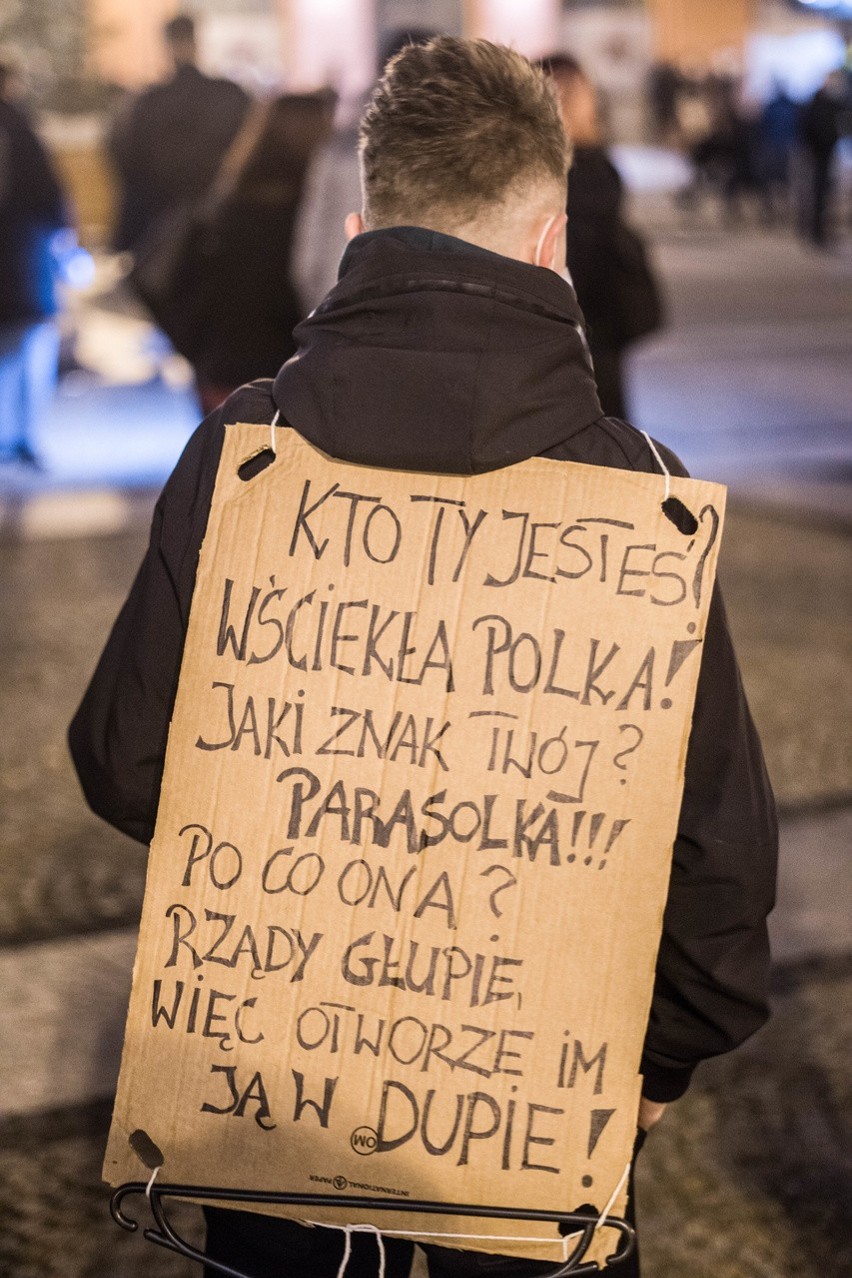 Protesty przeciwko zaostrzeniu prawa aborcyjnego trwają w...