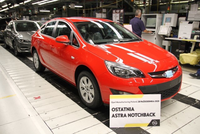 Zakład w Gliwicach wyprodukował właśnie ostatnią Astrę Sedan (notchback) czwartej generacji i kontynuuje produkcję Opla piątej generacji w wersji hatchback. Fot. Opel