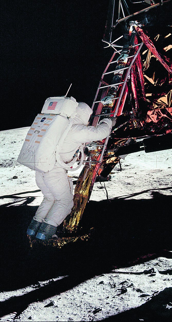 20 lipca 1969 r. załoga statku kosmicznego Apollo 11 - Neil Armstrong i  Edwin Aldrin - wylądowali na księżycu. Fotografie NASA | Polska Times