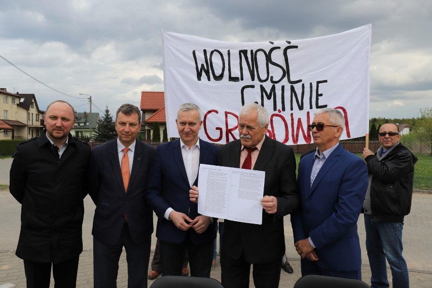 O utworzeniu gminy Grabówka zdecydował 28 lipca 2015 roku...