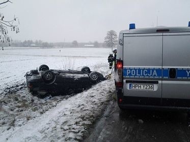 Samochód wylądował w rowie pod Radomiem.