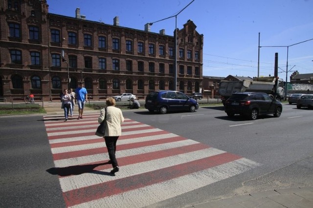 Ile osób jeszcze musi zginąć na tym przejściu dla pieszych, żeby w końcu urzędnicy coś zrobili? - pytają łodzianie wstrząśnięci ubiegłotygodniowymi wydarzeniami na ul. Kopcińskiego, gdzie na pasach prowadzących przez dwie jezdnie i torowisko zginęła 9-letnia Oliwka. Dziewczynka wpadła pod tramwaj. O poprawę bezpieczeństwa na „przejściu śmierci”, jak nazywają zebrę na ul. Kopcińskiego przy ul. Nawrot okoliczni mieszkańcy i pracownicy pobliskich instytucji, apelowano od co najmniej 10 lat. Czytaj więcej na następnej karcieSprawdź pogodę na majówkę: