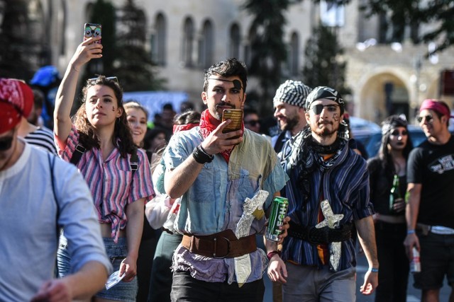 W roku akademickim 2017/2018 w Poznaniu na studiach w trybie stałym uczyło się ponad 4 tysiące obcokrajowców. Sprawdź, z jakich krajów studenci najczęściej przyjeżdżali do stolicy Wielkopolski.Przejdź dalej --->Dane pochodzą z badania ankietowego UMP.