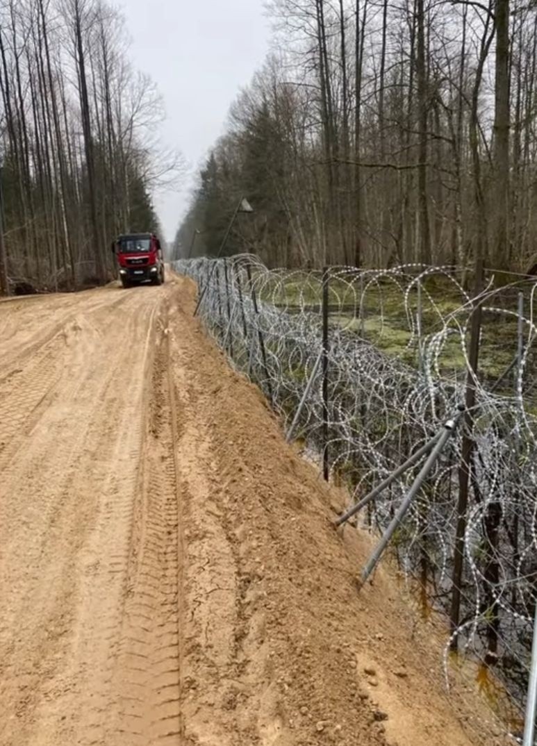 Zapora na granicy polsko-białoruskiej powstaje zgodnie z...