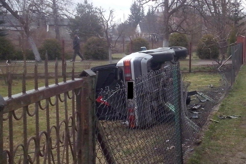 Czeremcha. Ul. Ogrodowa. Pijany 80-latek wjechał mercedesem na posesję (zdjęcia)