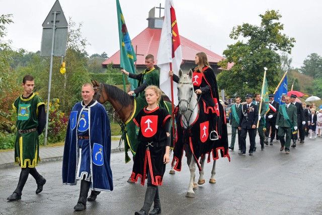 Po uroczystej mszy świętej korowód dożynkowy przemaszerował do hali sportowej gdzie kontynuowano  świętowanie. Za trud rolniczej pracy podziękował wójt gminy Ireneusz Maj. Starostami byli Marlena Maćkowiak i Jacek Rafalski. Po ciężkiej pracy zabawa smakuje najlepiej. Wiedzą o tym gospodarze z gminy Świecie nad Osą, którzy ciężko pracowali podczas żniw i świetnie bawili się w trakcie dożynek. Wielu emocji dostarczył turniej sołectw, w którym zwyciężyła drużyna Widlic przed Świeciem nad Osą i Bursztynowem. Uroczystość uświetnił występ Zespołu Wokalnego "Józefinki"