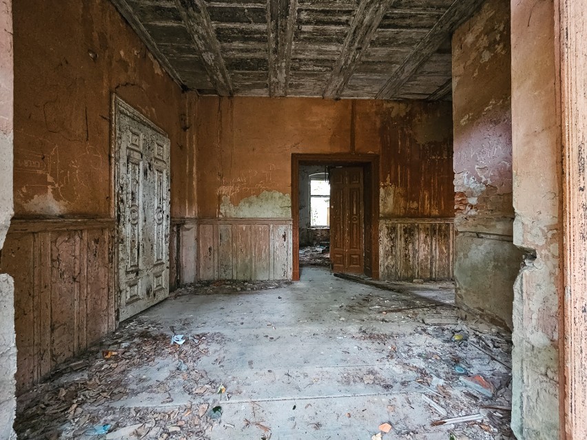 W pałacu wciąż są oryginalne drzwi, kafle, czy podłoga